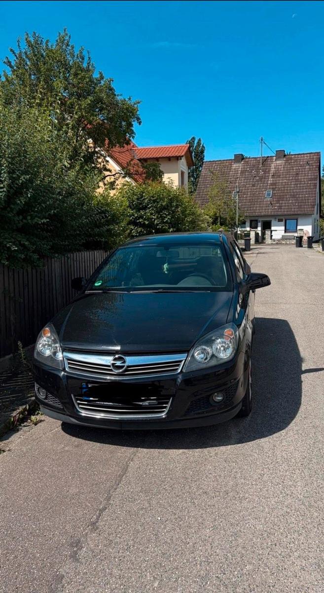 Opel Astra 2010 — rear view