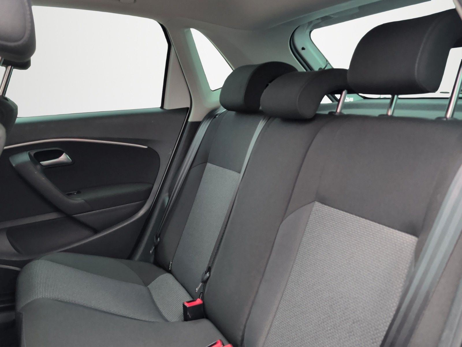 Fahrzeugabbildung Volkswagen POLO 1.2 TSI HIGHL DSG TEL APP KLIMAAUT 16" GRA