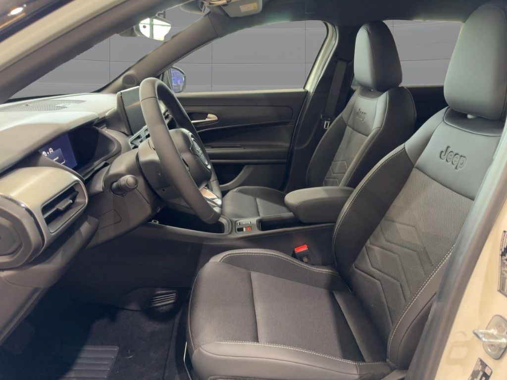 Fahrzeugabbildung Jeep Avenger e-hybrid Black Edition ALLWETTER WINTER