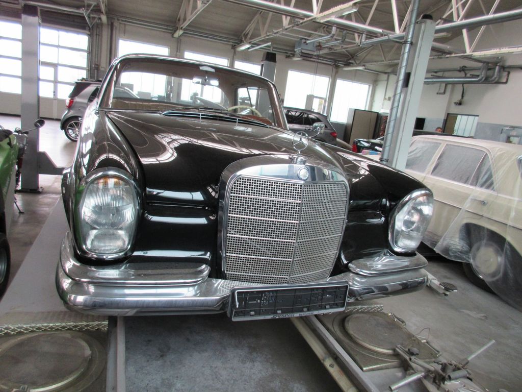 Mercedes-Benz 220
