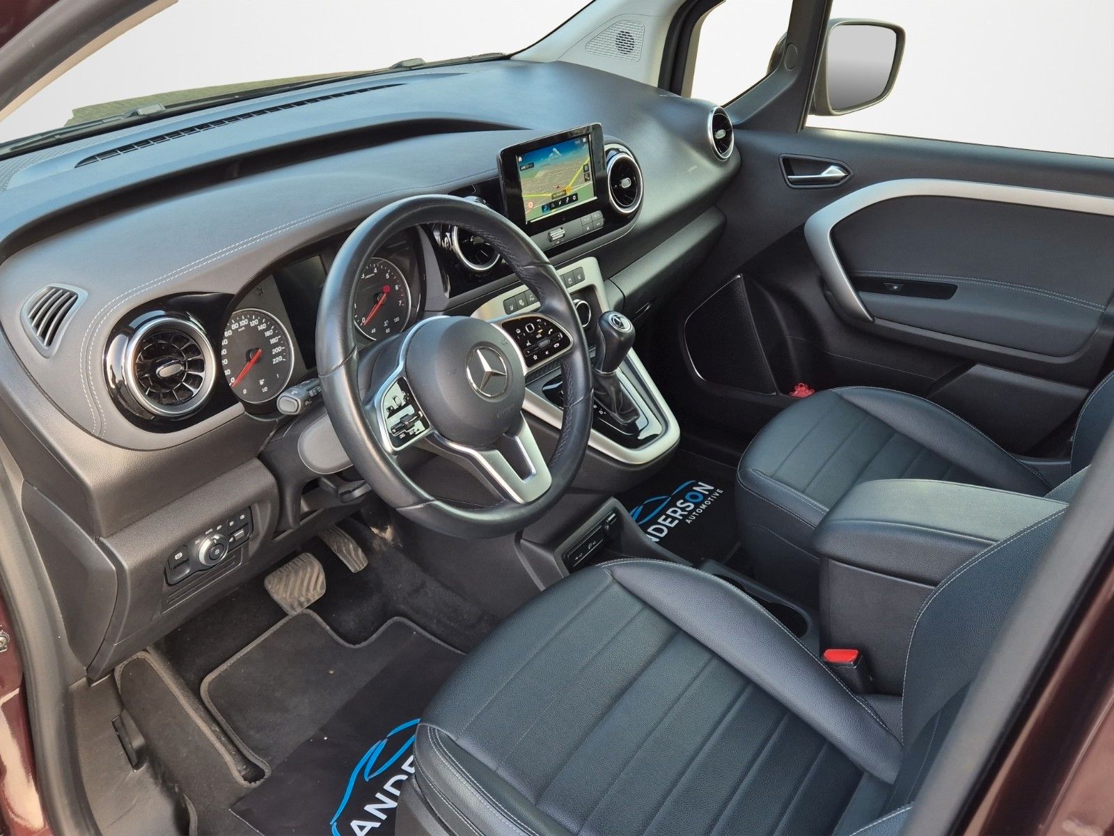 Fahrzeugabbildung Mercedes-Benz T-180 AUTOMATIK KAM LEDER NAVI LED ALLWETTER