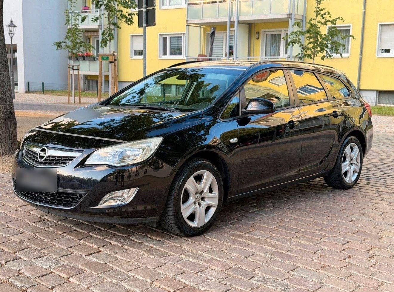 Opel Astra 2011 — interior