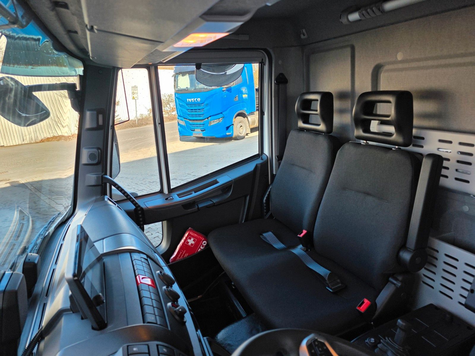 Fahrzeugabbildung Iveco Eurocargo 80E21 Koffer LBW
