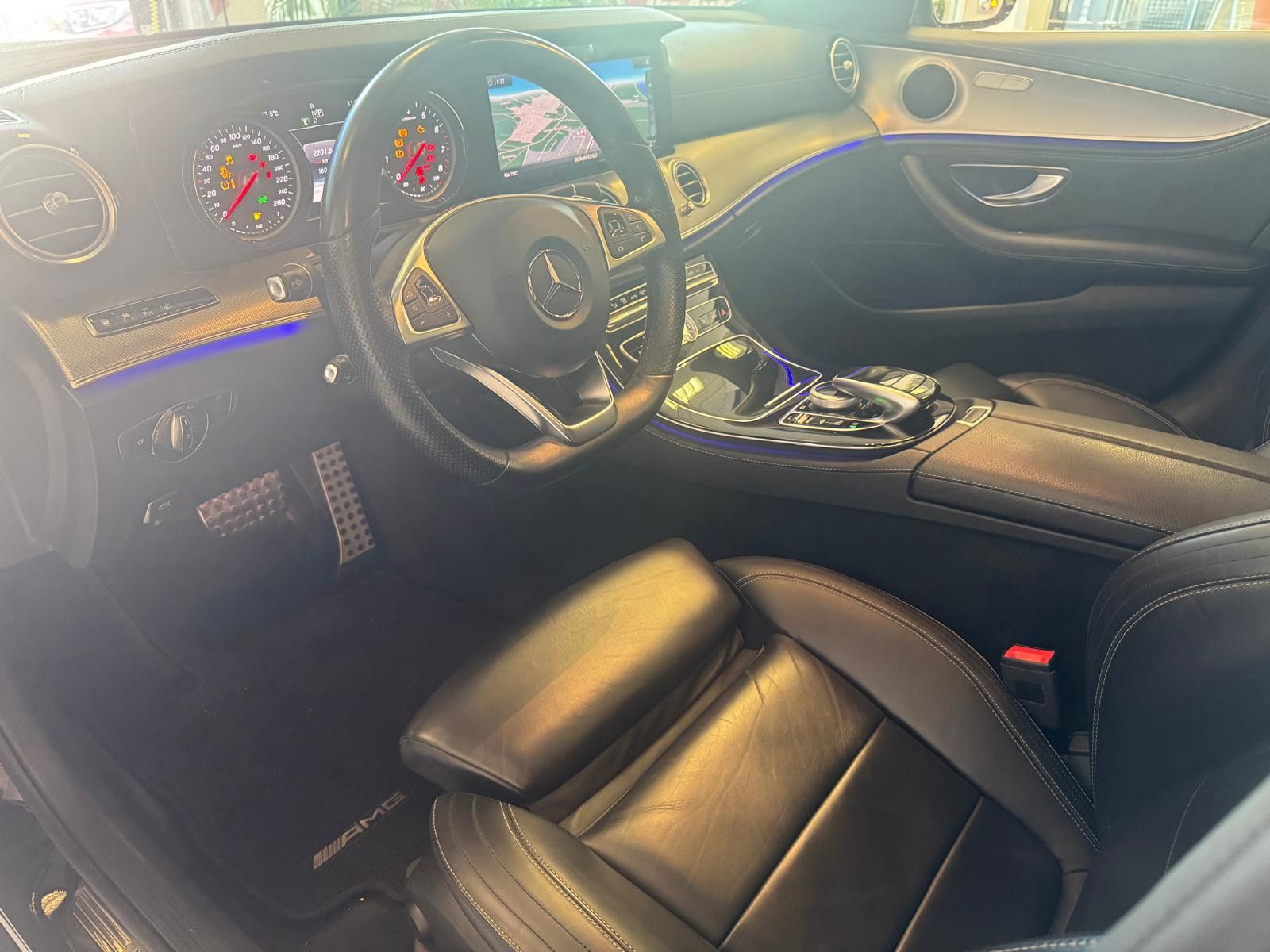 Fahrzeugabbildung Mercedes-Benz E 400 T-Modell 4Matic/LED/PANORAMA/AMG-LINE/NAVI