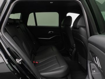 Fahrzeugabbildung BMW 320e Advantage DAB HiFi PDC AHK Alarm LED Sport