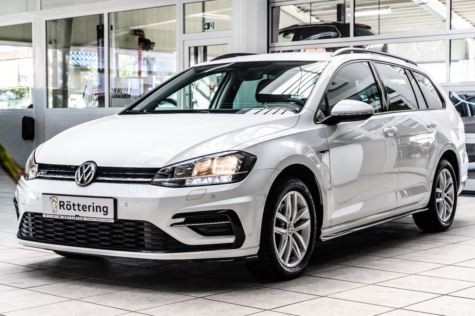 Fahrzeugabbildung Volkswagen Golf VII Variant+R-LINE+AHK+SHZ+NAVI+RFK+GJR