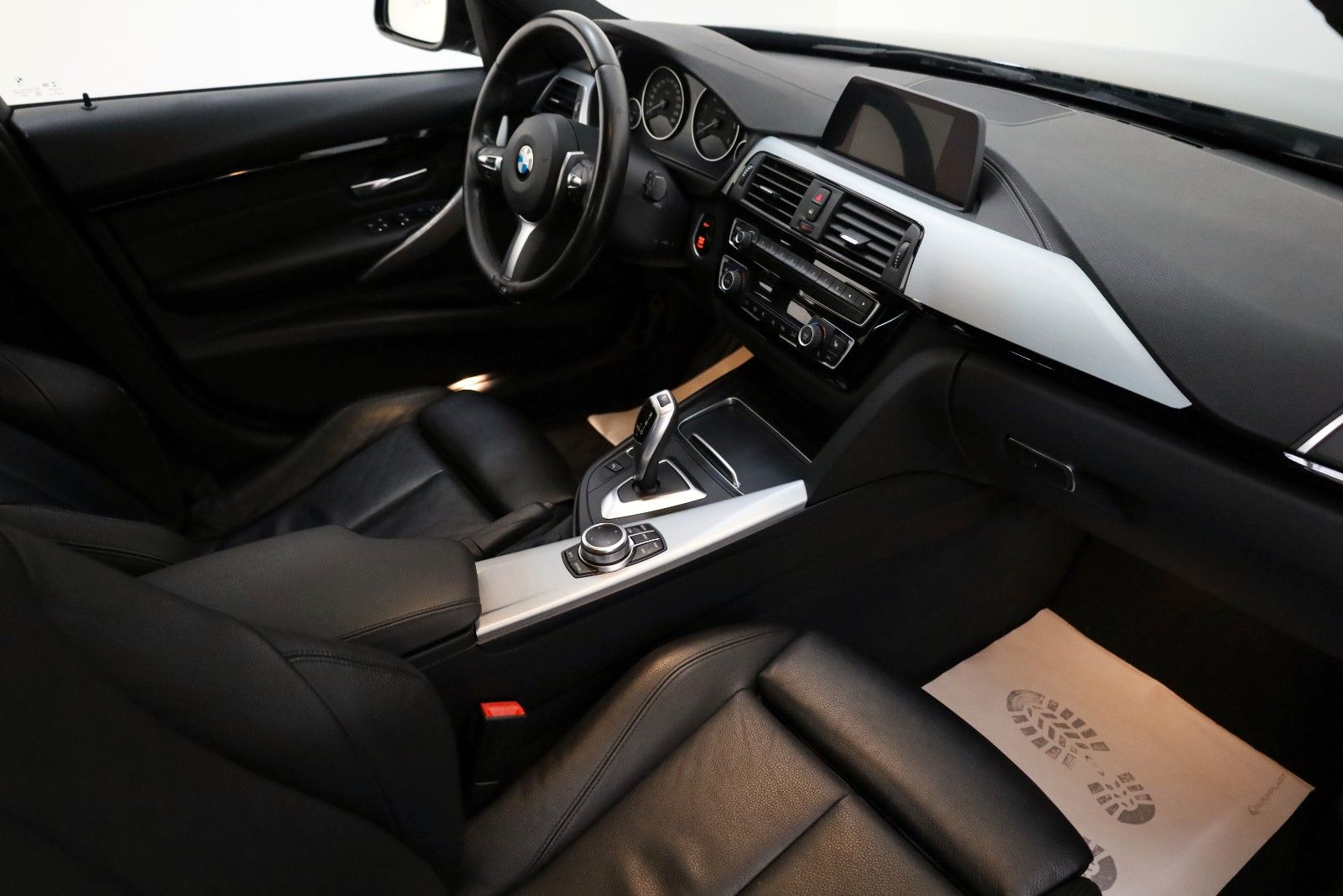 Fahrzeugabbildung BMW 320d Touring M Sport Leder,Navi,LED,SH,PDC,SR+WR