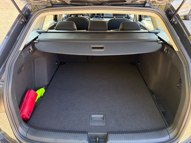 Fahrzeugabbildung Volkswagen Golf Variant 1.5 TSI LED SHZ AHK KLIMA APP-CONNE