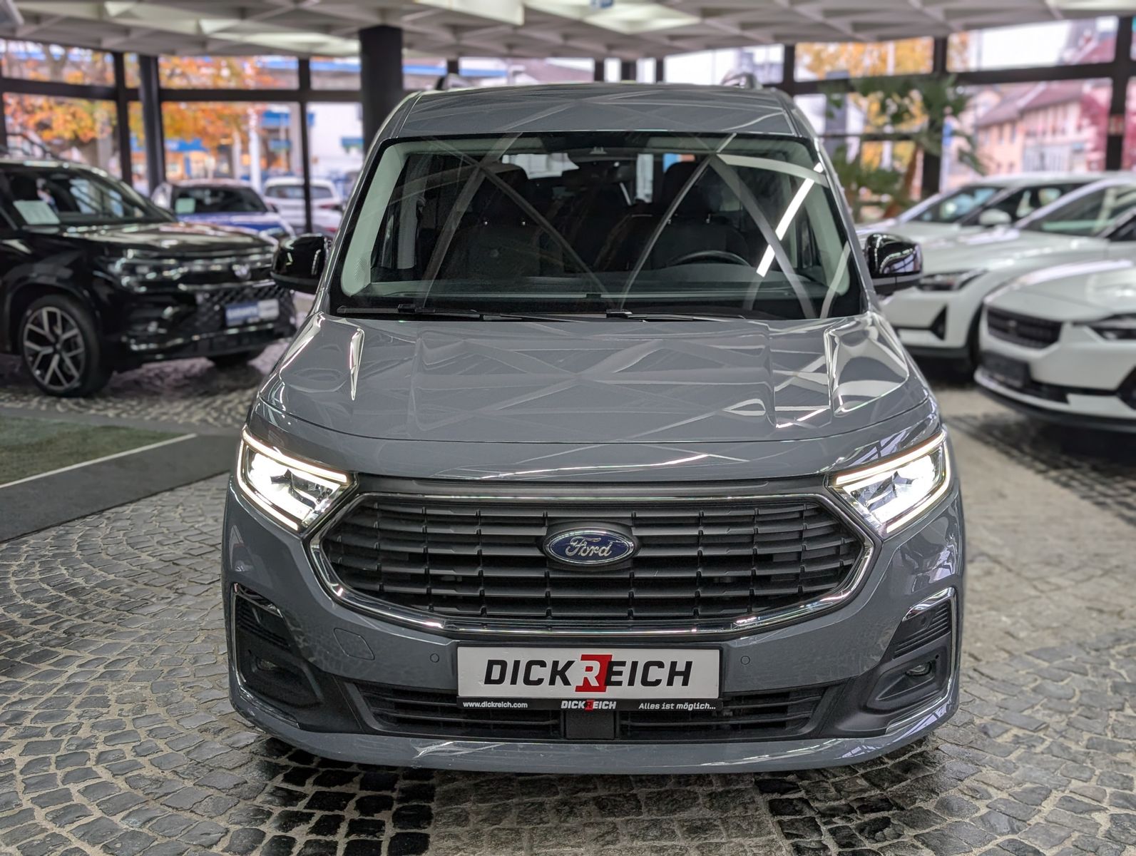 Fahrzeugabbildung Ford Tourneo Connect L2 Titanium 7-Sit Bi-LED Cam AHK