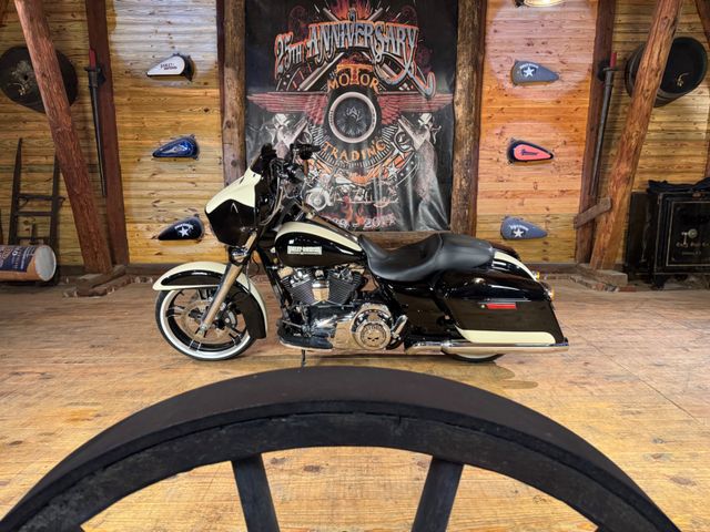 Harley-Davidson FLHXS Street Glide Special 103er 1. Hand