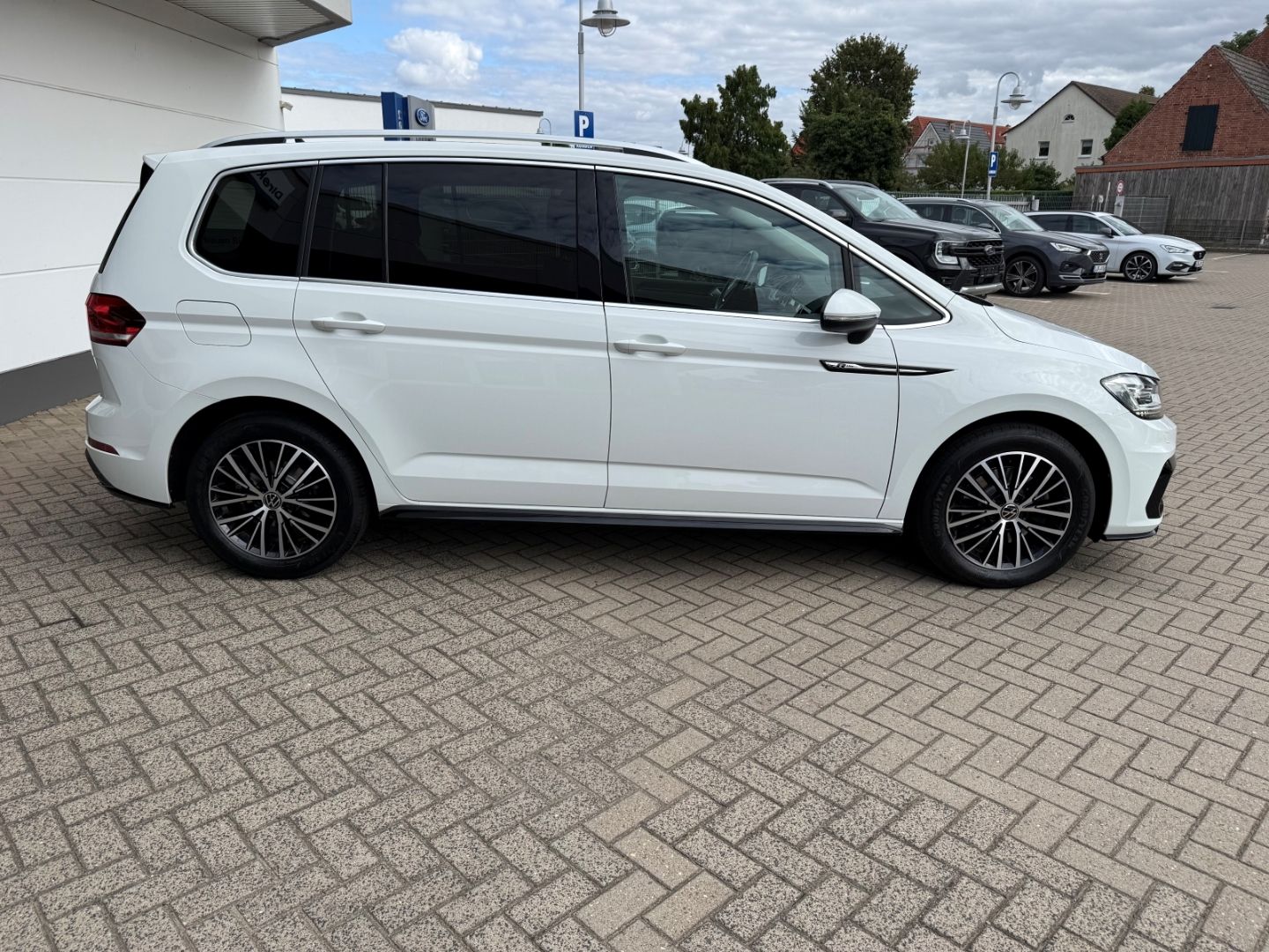Fahrzeugabbildung Volkswagen Touran Highline BMT Sportpaket AHK Pano Navi LED