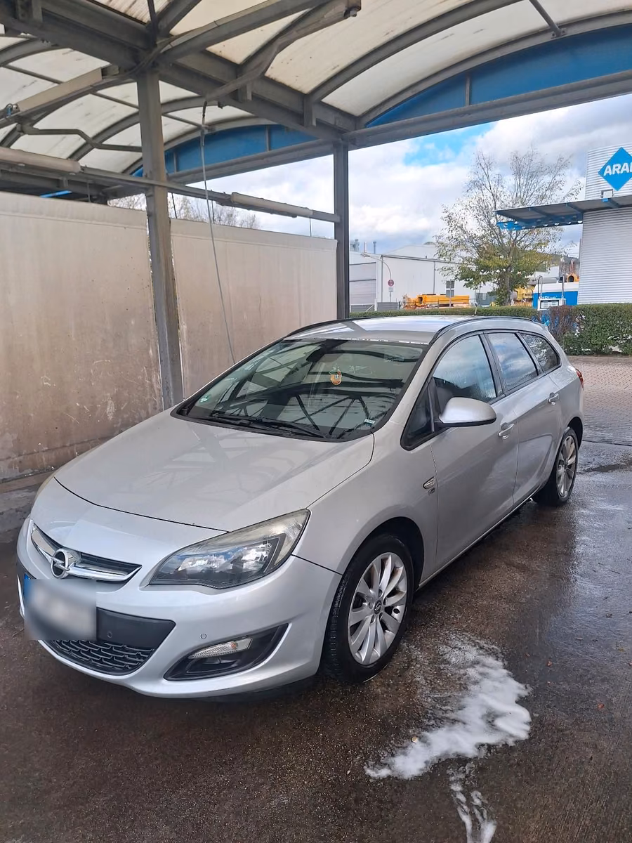 Opel Astra 2012 — вигляд ззаду