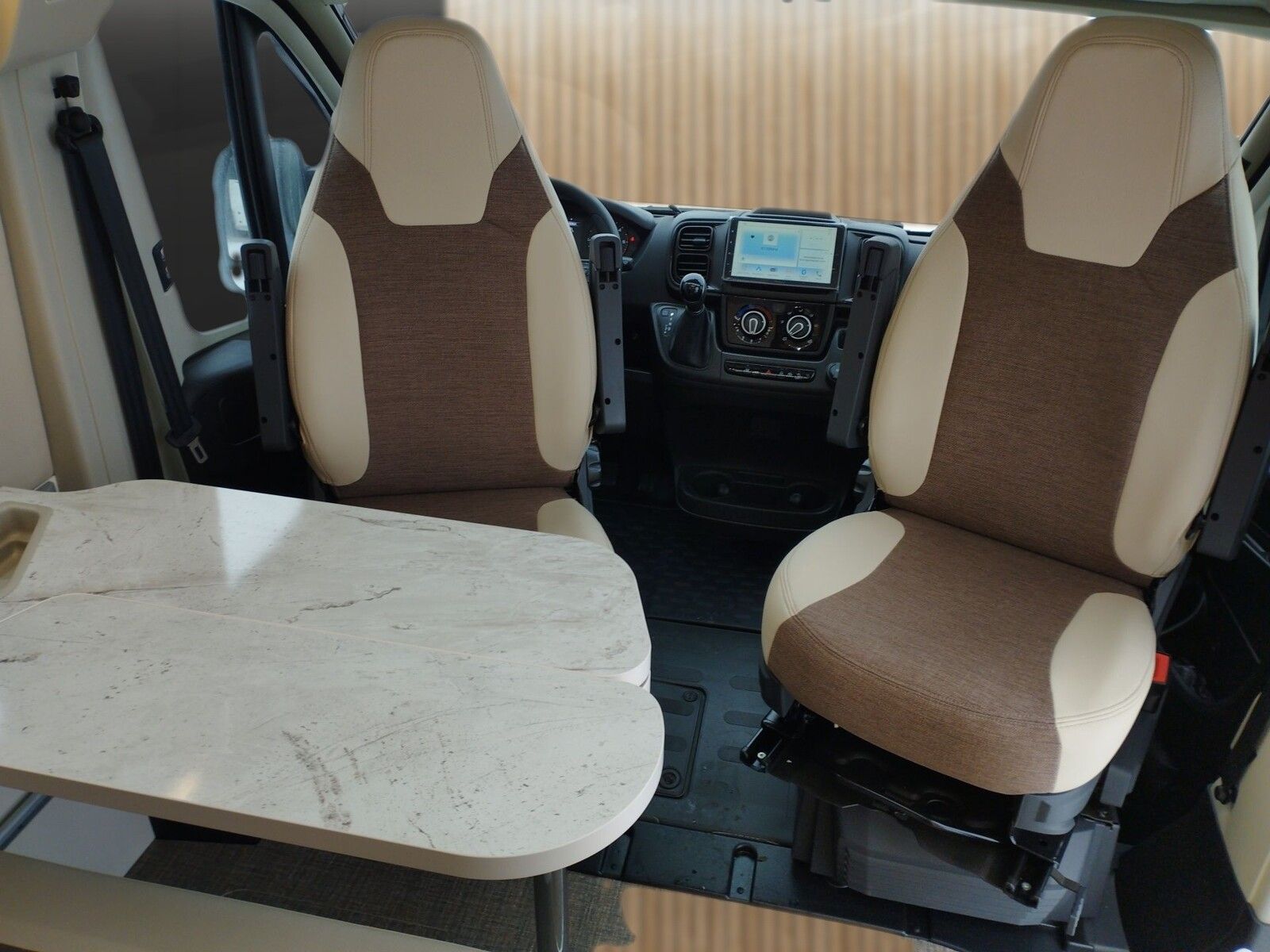 Fahrzeugabbildung Eura Mobil Van V 635 HB Captain-Chair-Sitze, Skyroof, RFK