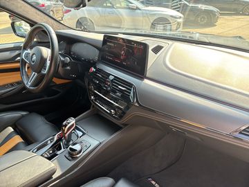 BMW M5 Limousine Gestiksteuerung B&W Surround DAB