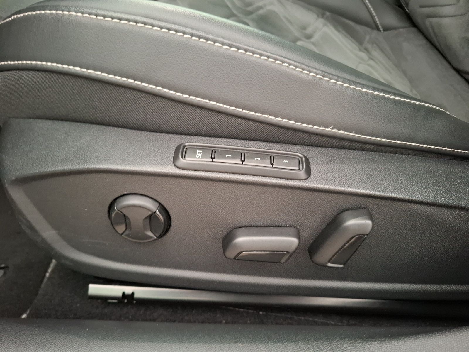 Fahrzeugabbildung SEAT Leon TSI Xcellence DSG LED AHK Navi ACC Park-Aas