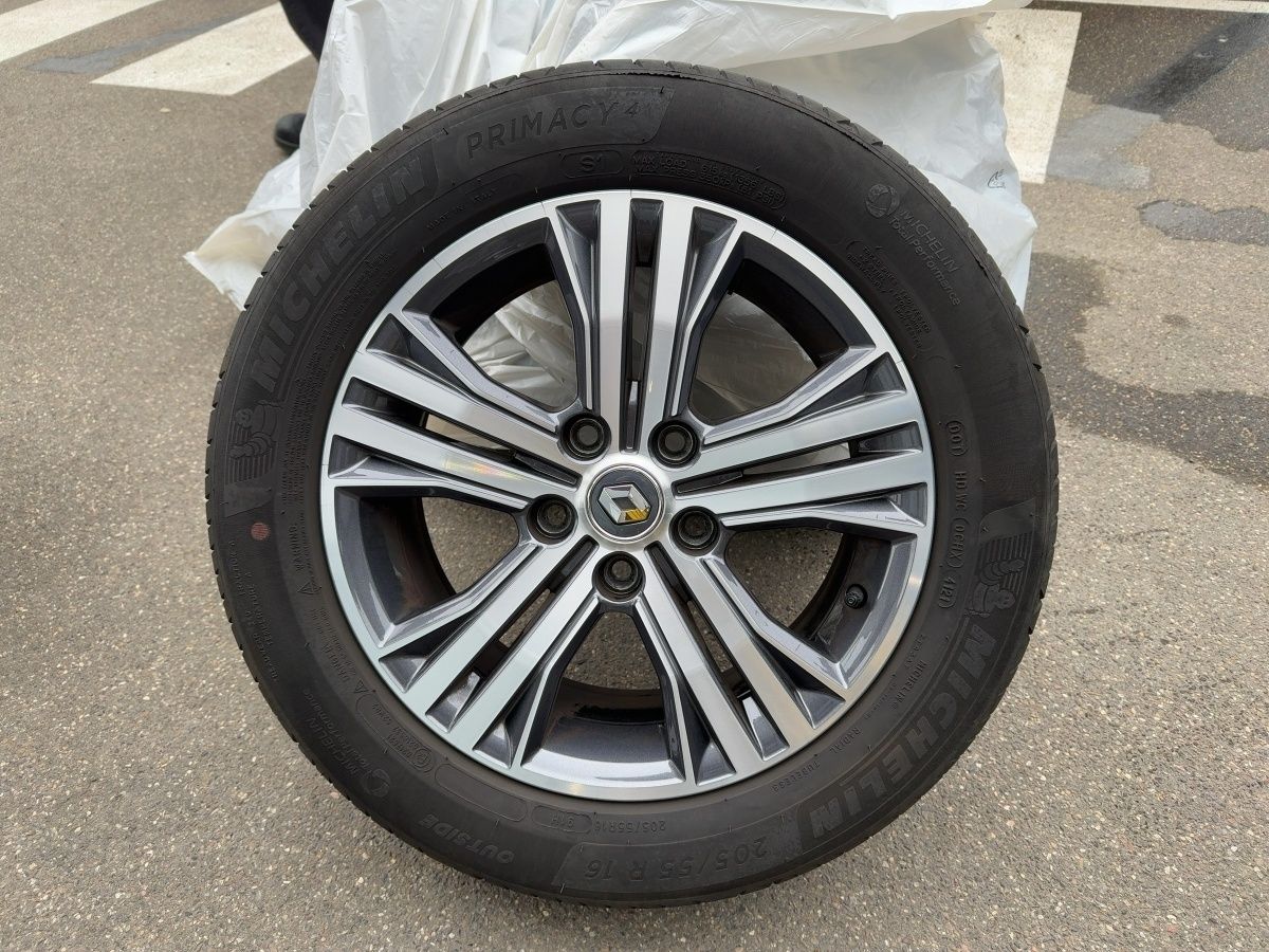 Fahrzeugabbildung Renault Megane Grandtour Intens TCe 140 Glasdach SHZ
