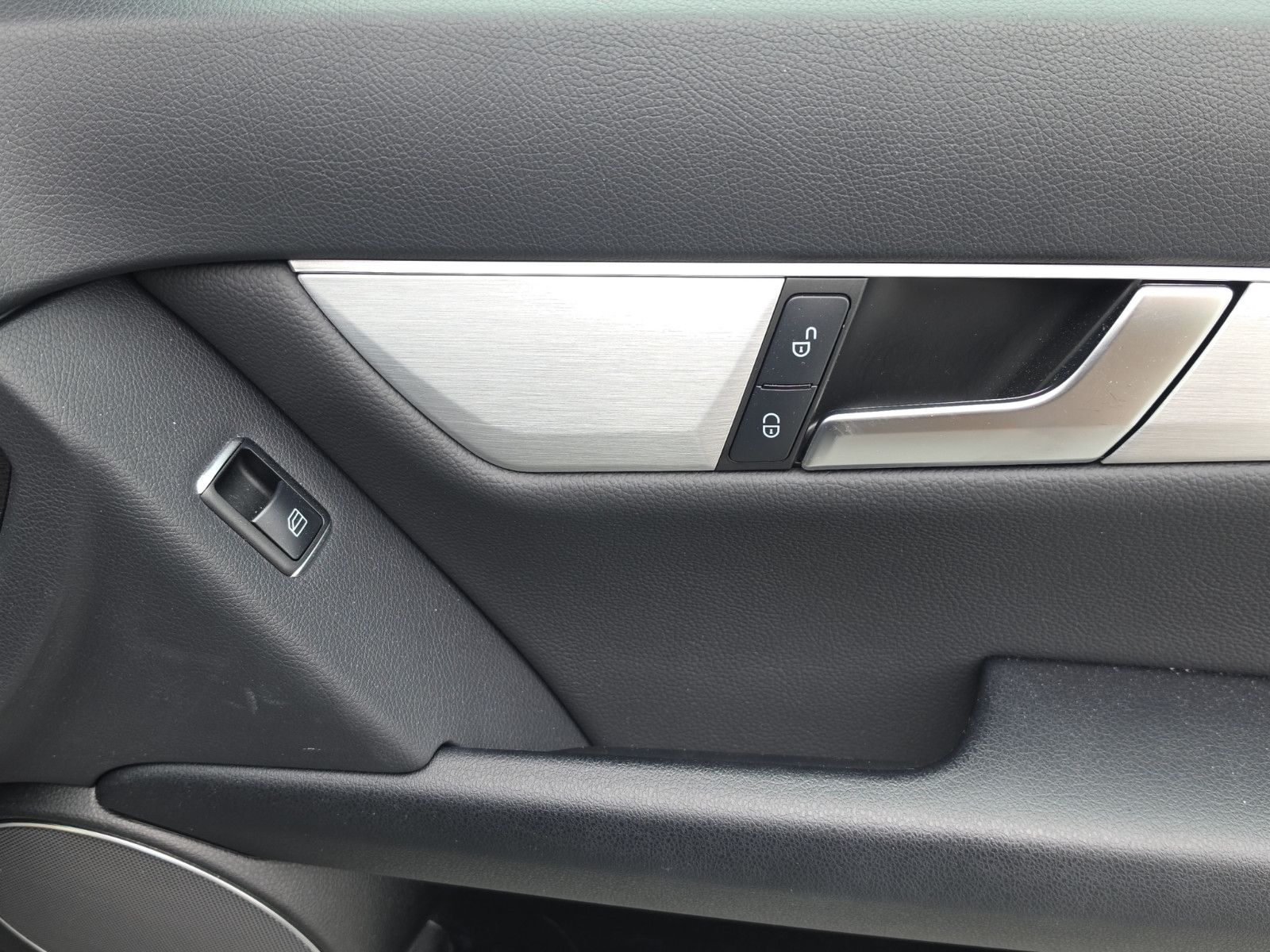 Fahrzeugabbildung Mercedes-Benz C 200 CGI BlueEfficiency AVANTGARDE/AUTOMATIK