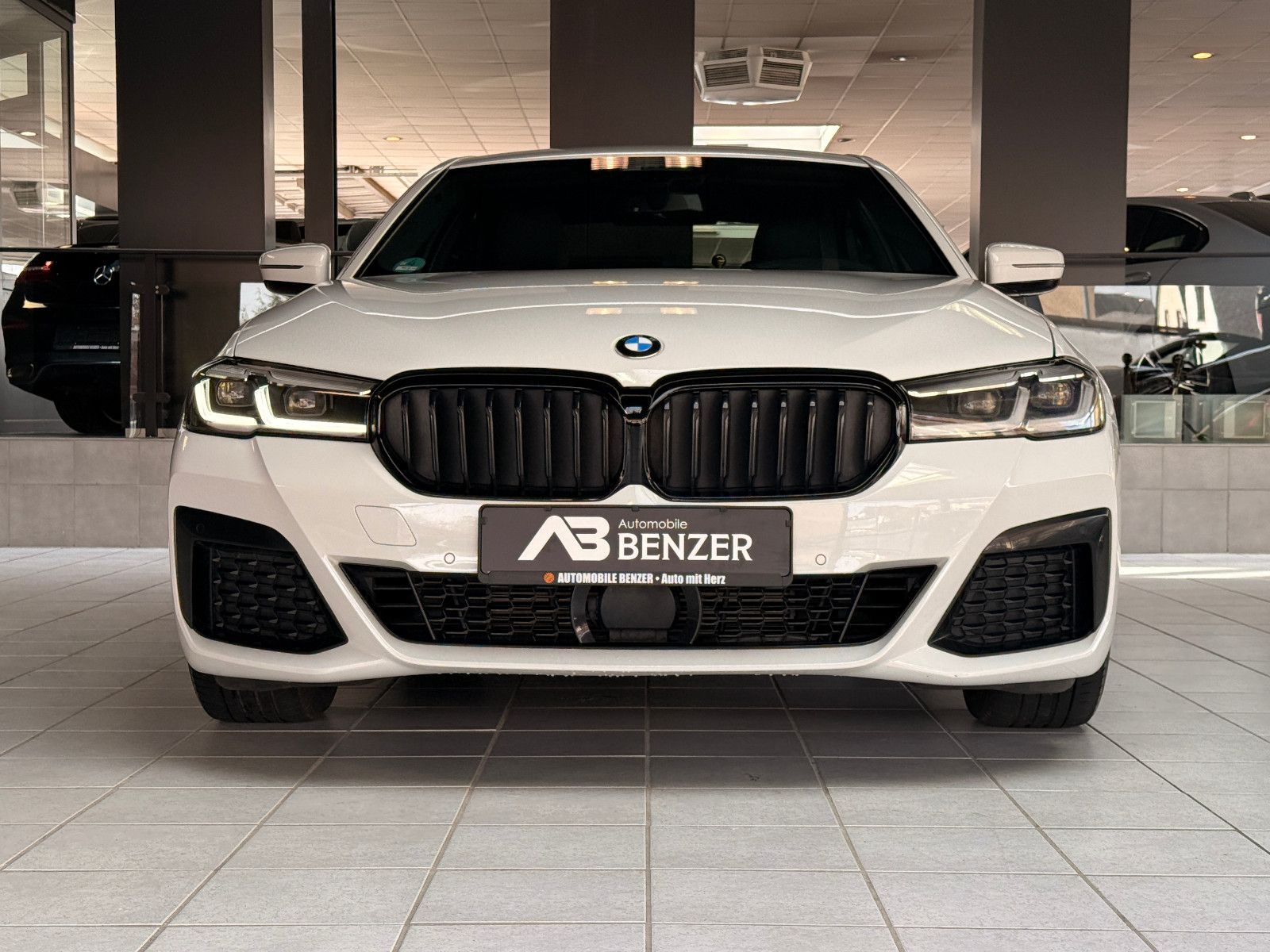 Fahrzeugabbildung BMW 530 d XDriveM Sport/M-PAKET/HARMAN-KARDON/AMBIE