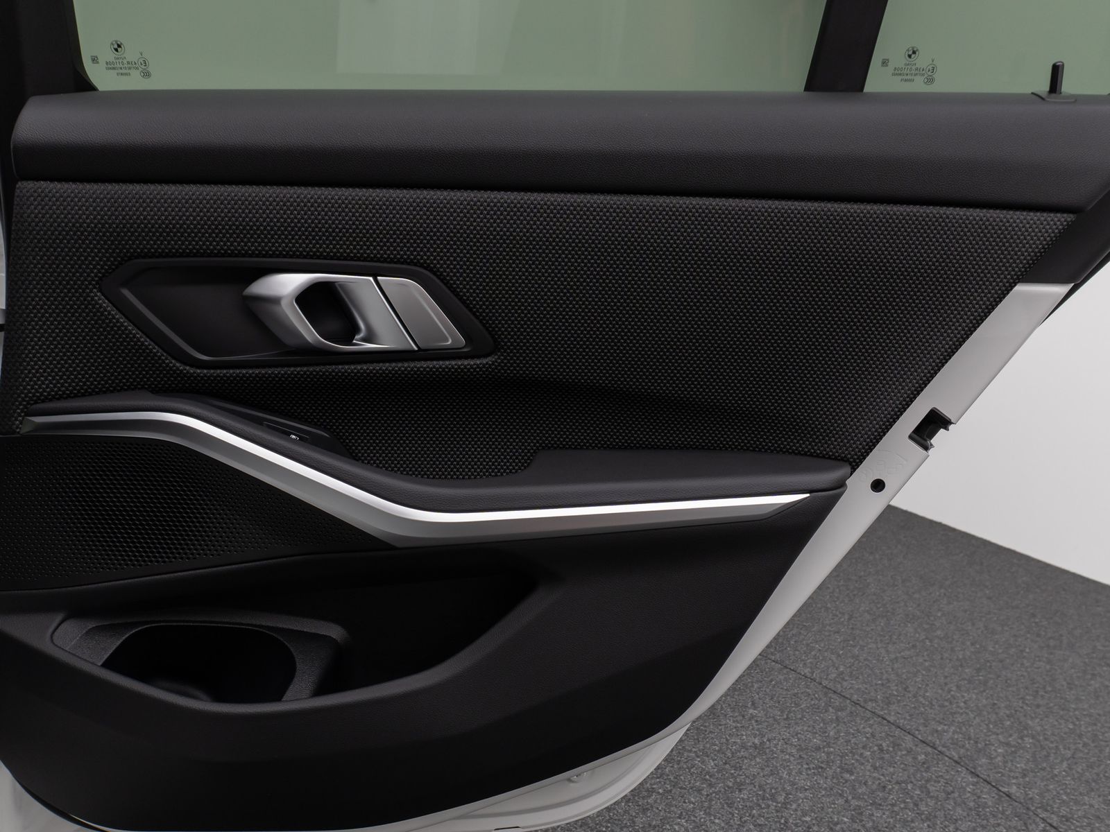 Fahrzeugabbildung BMW 330e DAB CockPitPr Lenkrhz PDC Stop&Go Alarm AHK