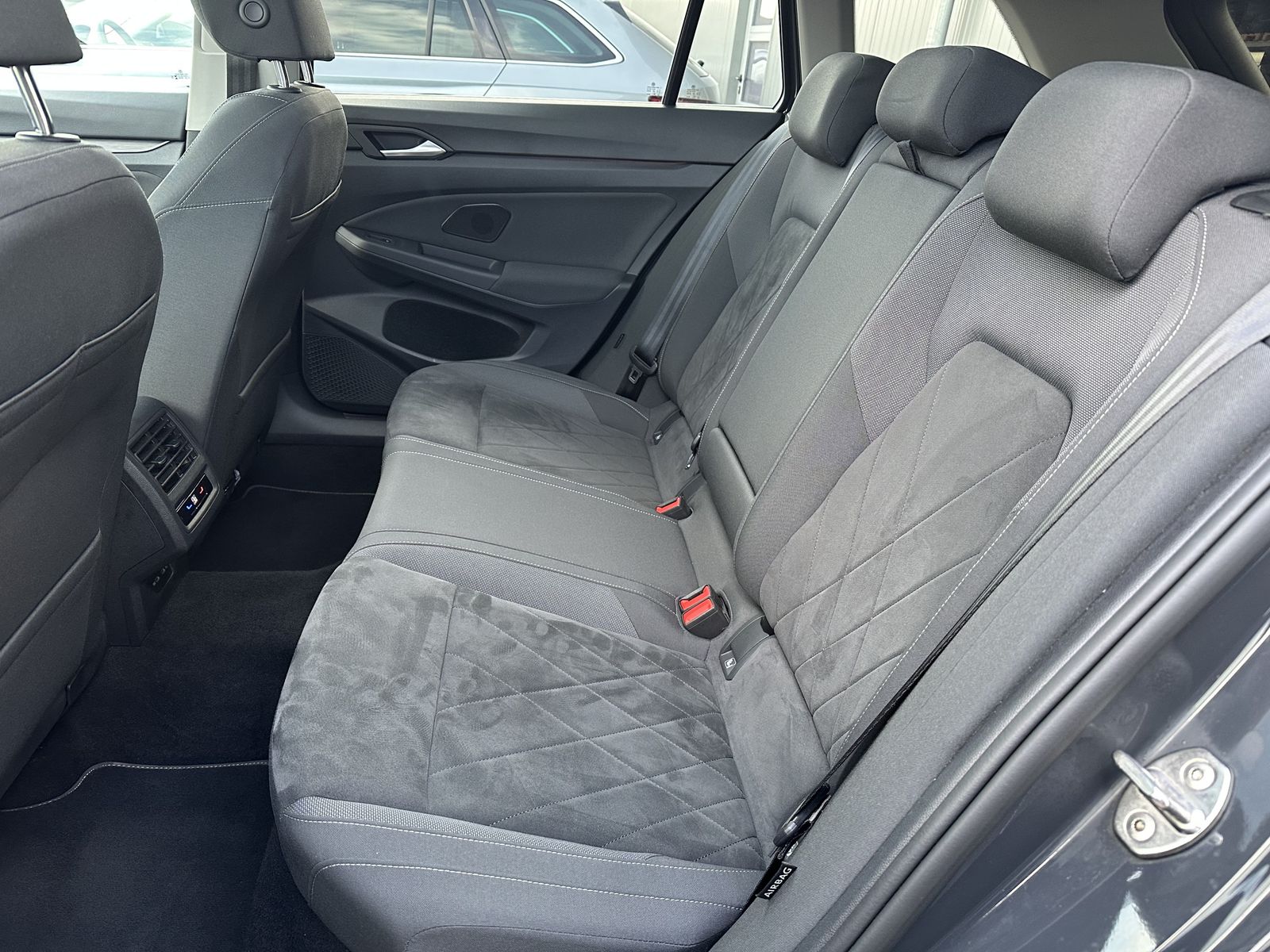 Fahrzeugabbildung Volkswagen Golf Variant 2.0 TDI DSG Style NAV+LED+PANO+H&K