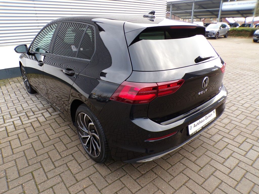 Fahrzeugabbildung Volkswagen Golf VIII 1.5 eTSI DSG Active *AHK*Matrix*NAVI*A