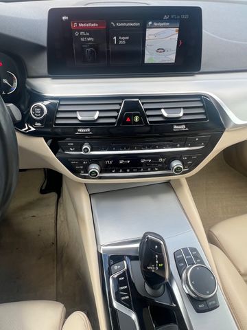 BMW 530 Baureihe 5 Touring 530 i xDrive Sport Line BMW 530 Baureihe 5 Touring 530 i xDrive Sport Line