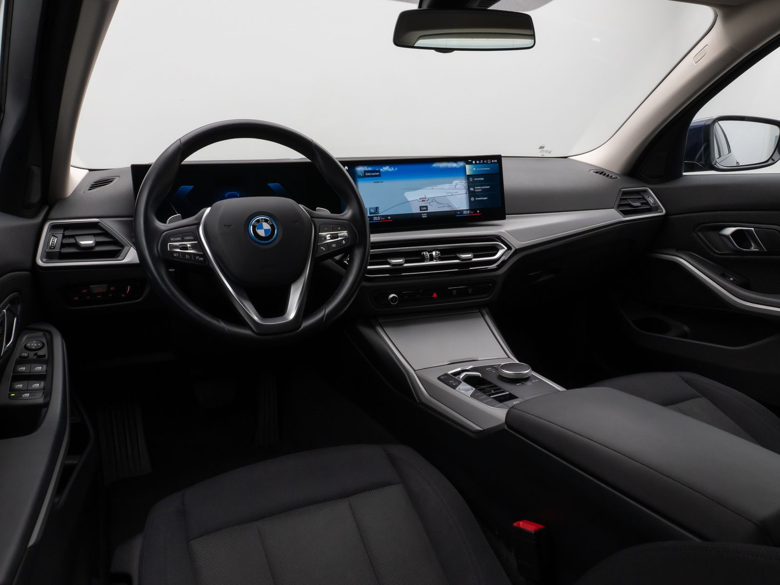 Fahrzeugabbildung BMW 330e Individual DAB HiFi Fernlichtassist PDC LED