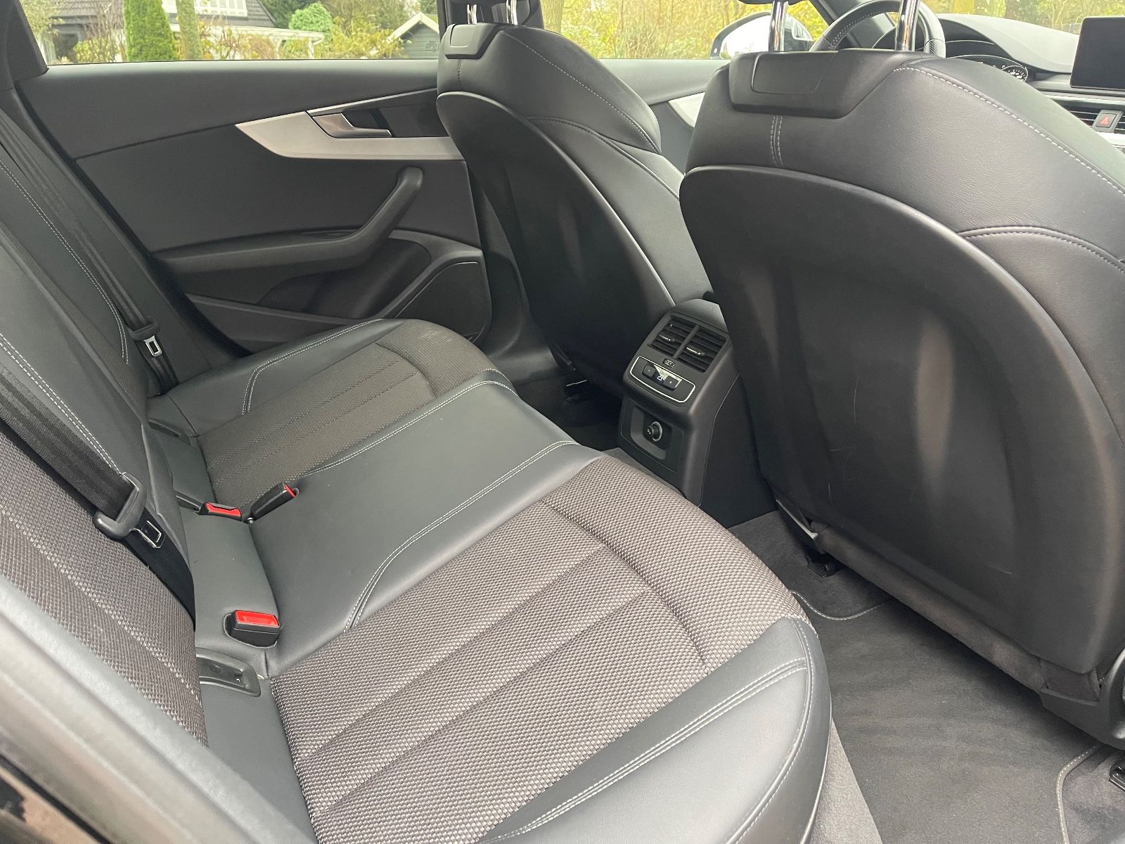 Fahrzeugabbildung Audi A4 Avant S-Line AHK*LED*PDC*TEILLEDER*TEMPO+