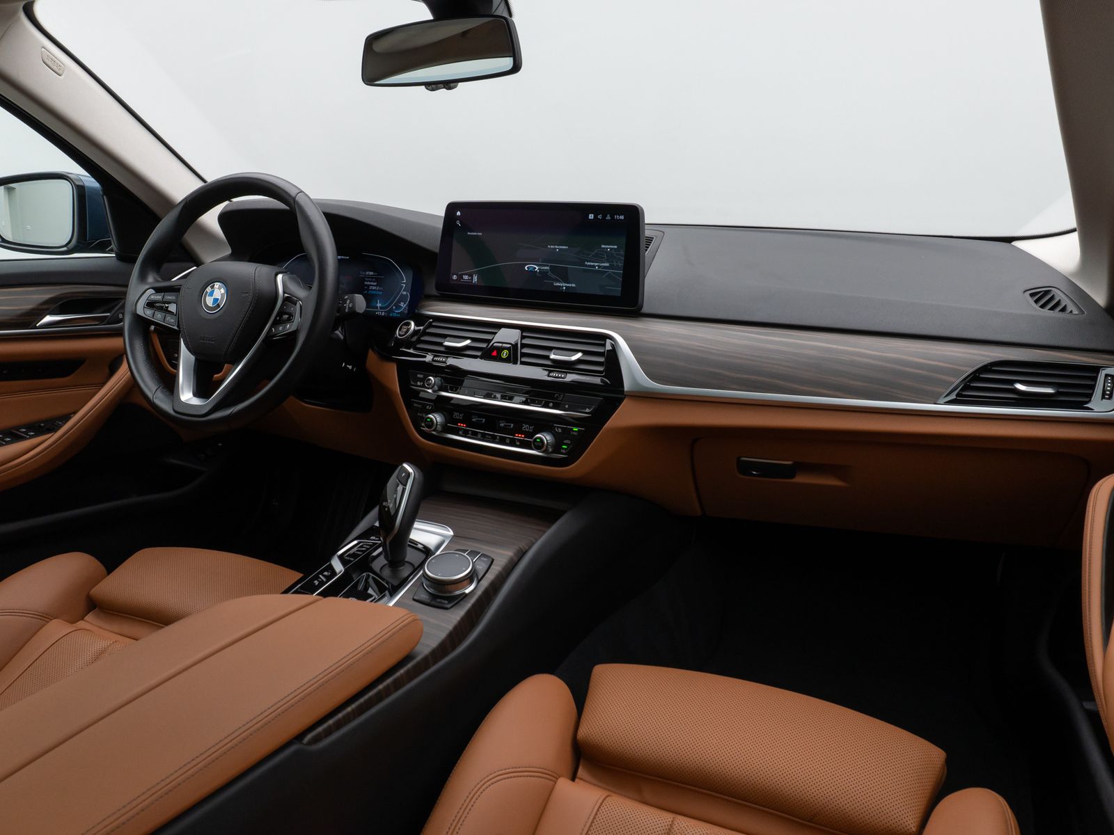 Fahrzeugabbildung BMW 530e Panorama Kamera HUD DAB HiFi Alarm Sport