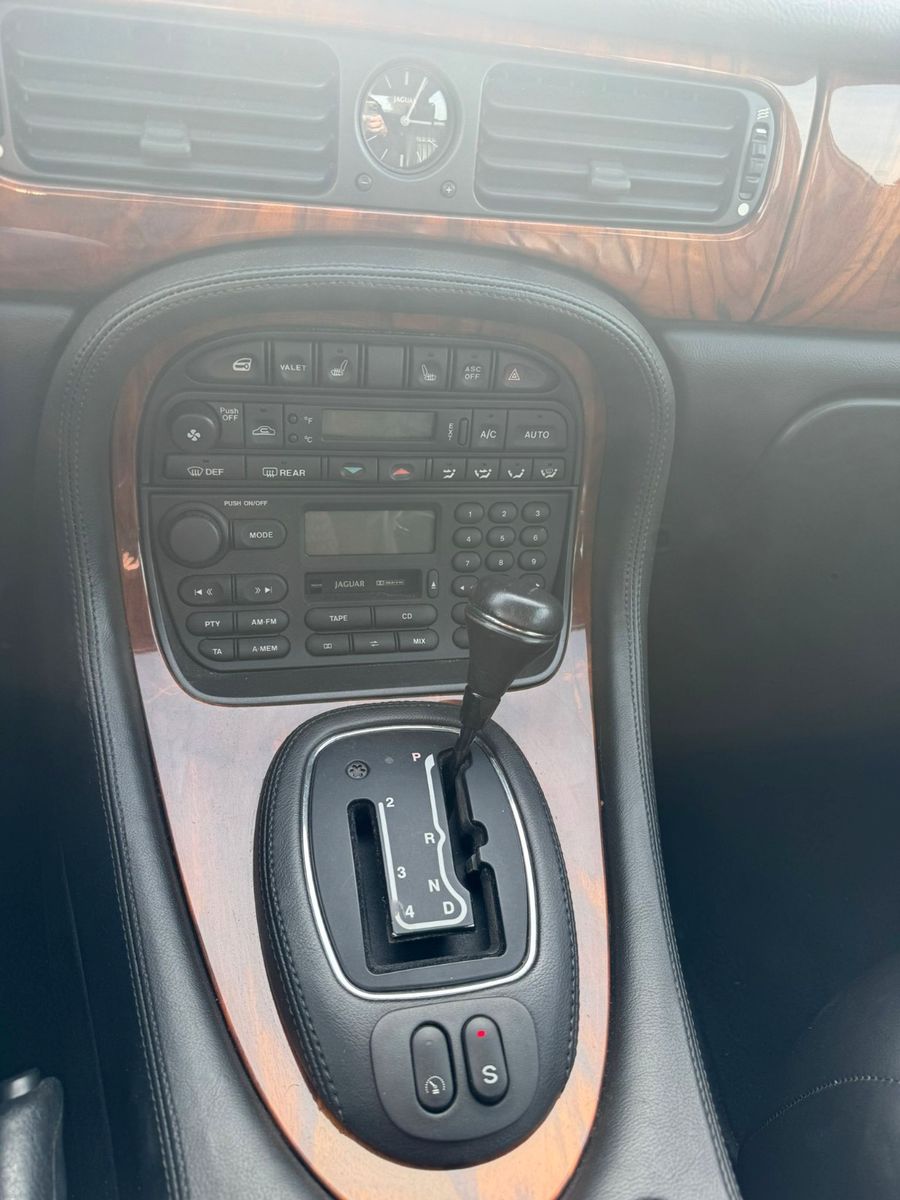Fahrzeugabbildung Jaguar XJ8 3.2 Executive