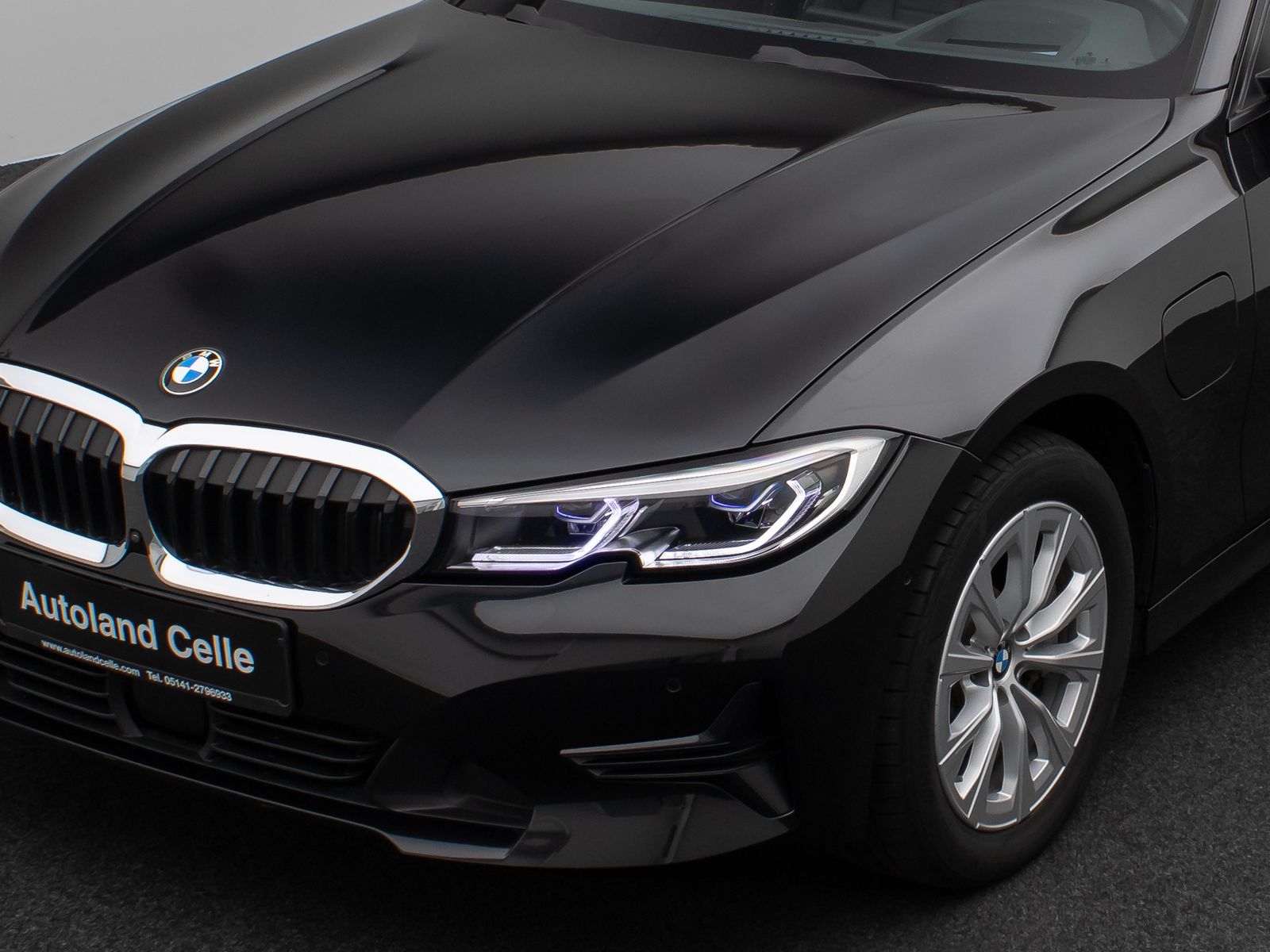 Fahrzeugabbildung BMW 330e Panorama 360° Laser HUD DAB HiFi AHK ACC