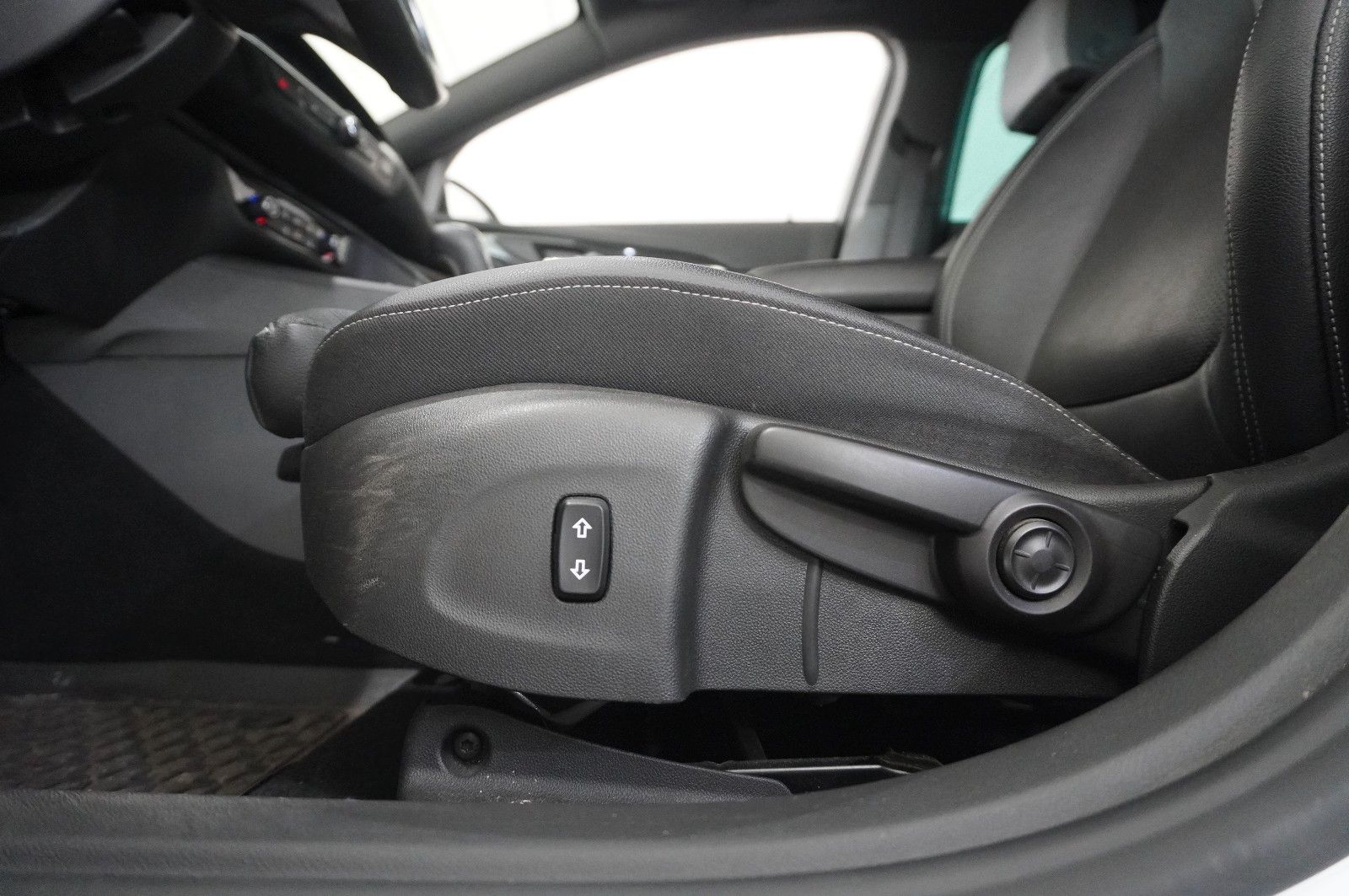 Fahrzeugabbildung Opel Insignia B ST 2.0D ELEGANCE NAVI/LED/KAMERA/HUD