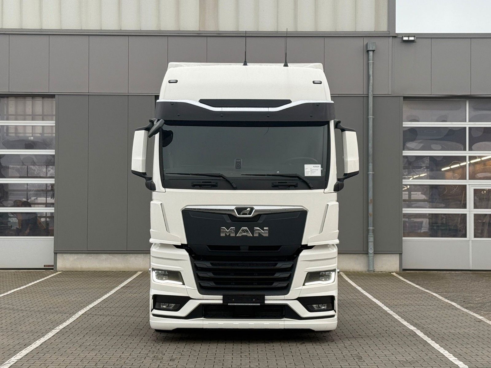 Fahrzeugabbildung MAN TGX 18.520 LL SU D30 Retarder PTO & Hubsattel*