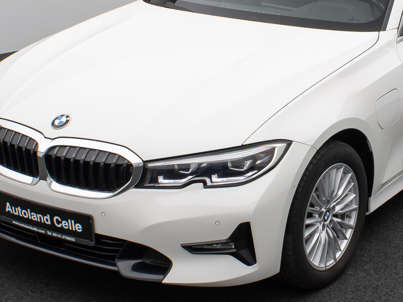 Fahrzeugabbildung BMW 330e xD Sport Line Kamera DAB Stop&Go Alarm LED