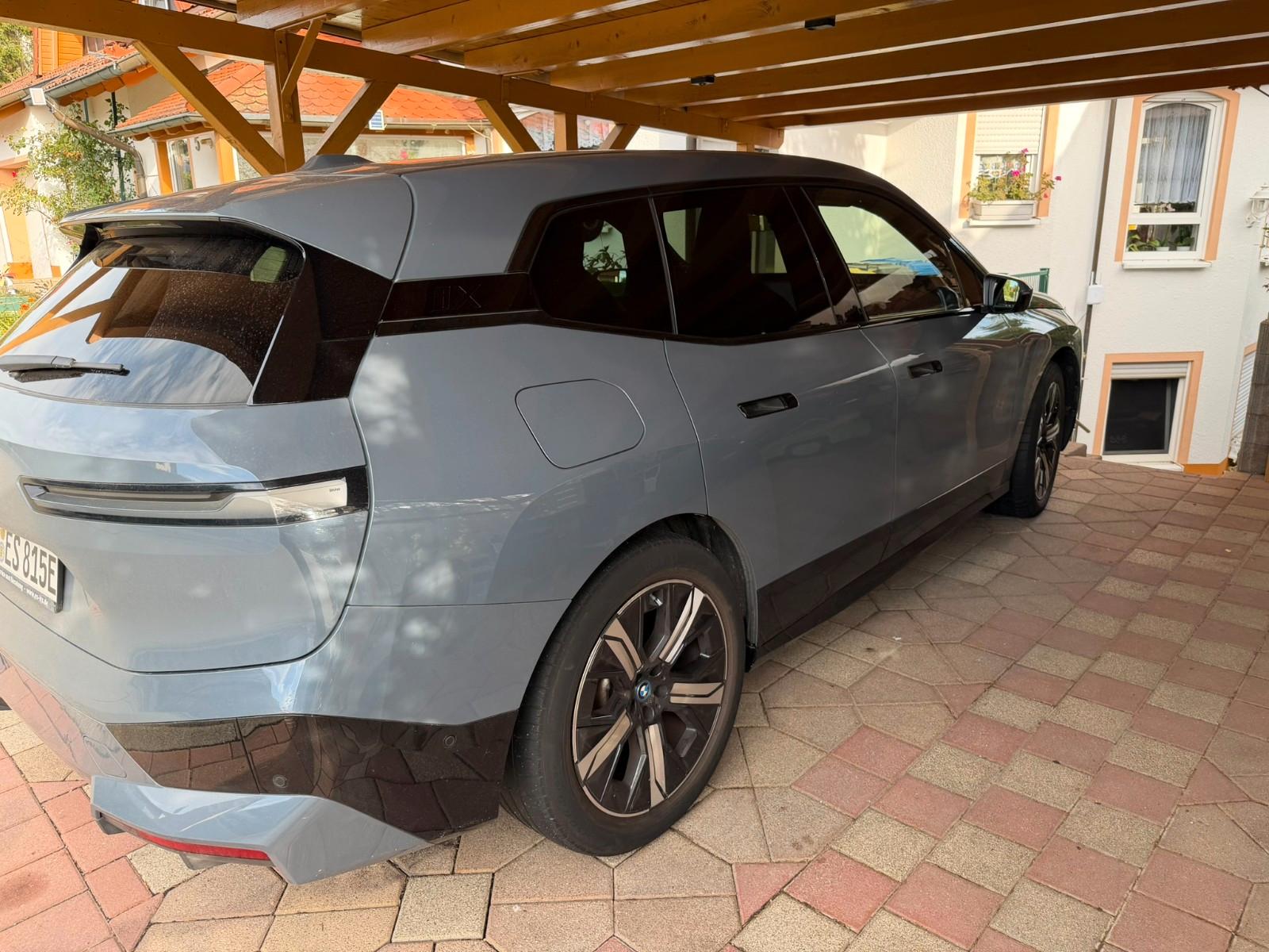 BMW iX xDrive50 - Storm Bay - Naturleder Castanea
