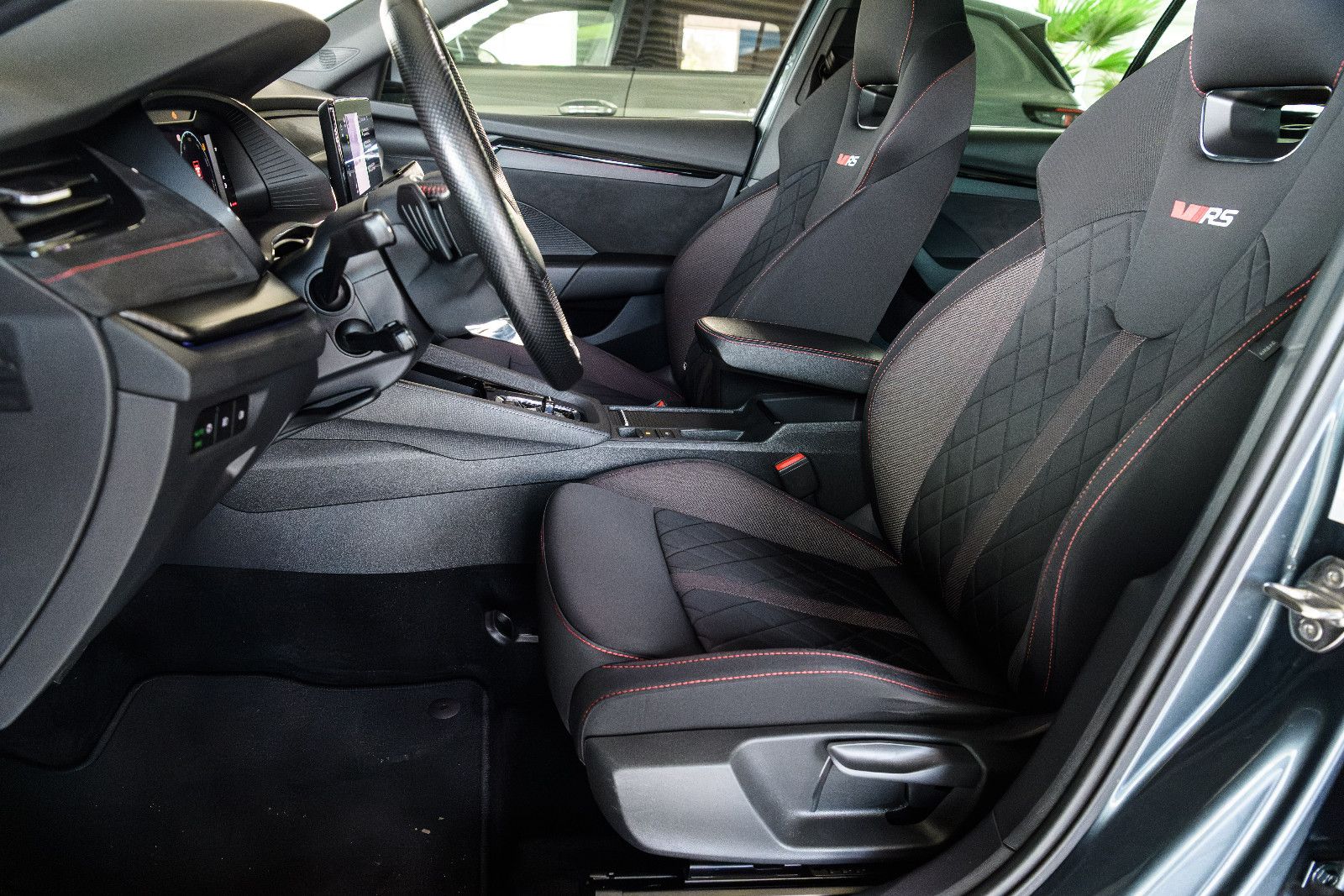 Fahrzeugabbildung SKODA Octavia 2.0 TSI DSG RS COMBI NAVI/ACC/AHK/SZH
