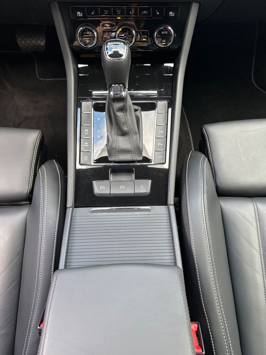 Fahrzeugabbildung SKODA Superb Combi 2.0 TDI DSG L&K 4x4 NAV+LED+AHK+KAM