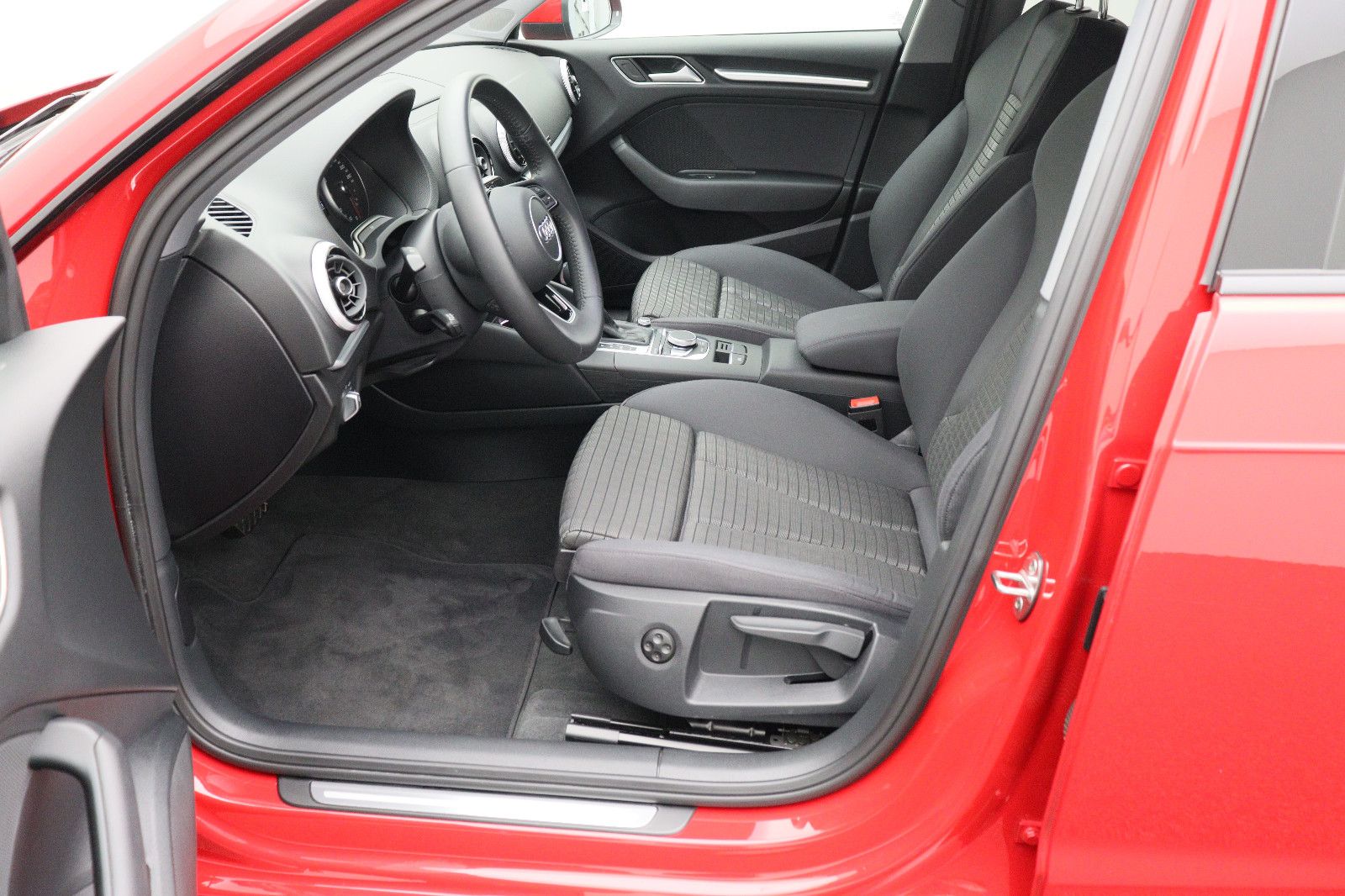 Fahrzeugabbildung Audi A3 Sportback 35 TFSI sport Navi AHK LED