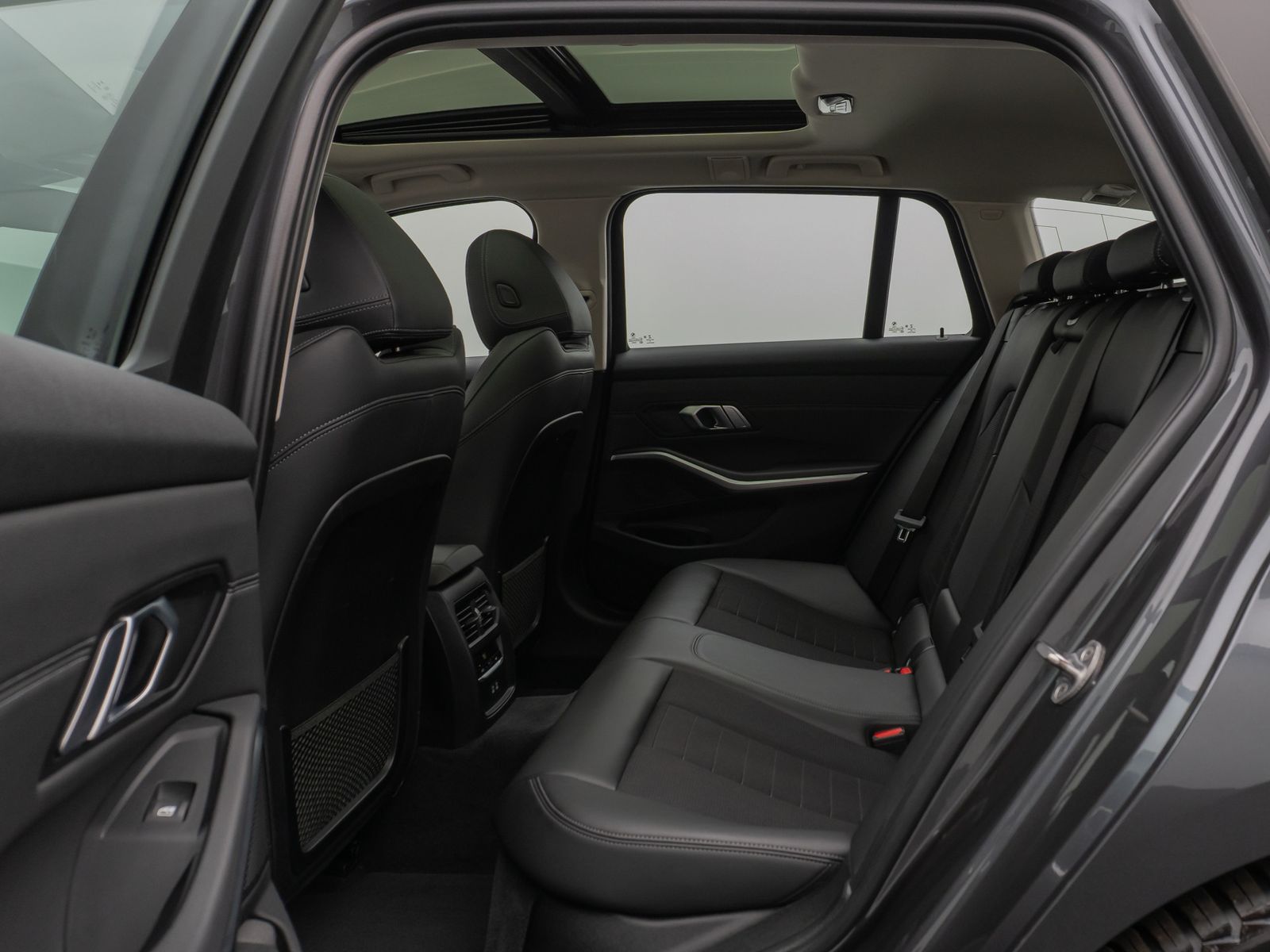 Fahrzeugabbildung BMW 330d xD Panorama DAB HiFi Stop&Go PDC AHK Sport