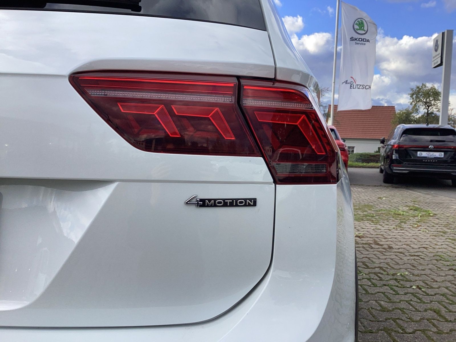 Fahrzeugabbildung Volkswagen Tiguan TSI R-Line DSG 4M Matrix AHK Navi AID ACC