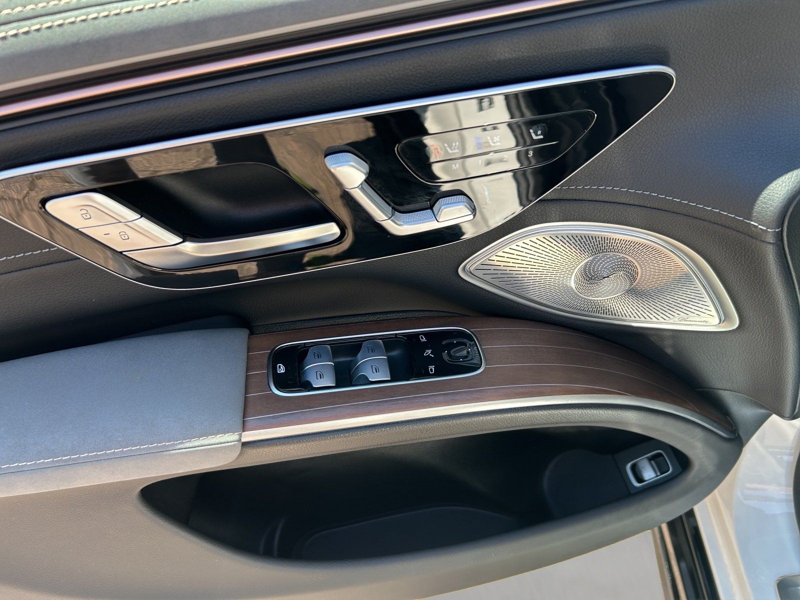 Fahrzeugabbildung Mercedes-Benz EQS 500 SUV AMG Distro PANO Burme Airmatic 360°