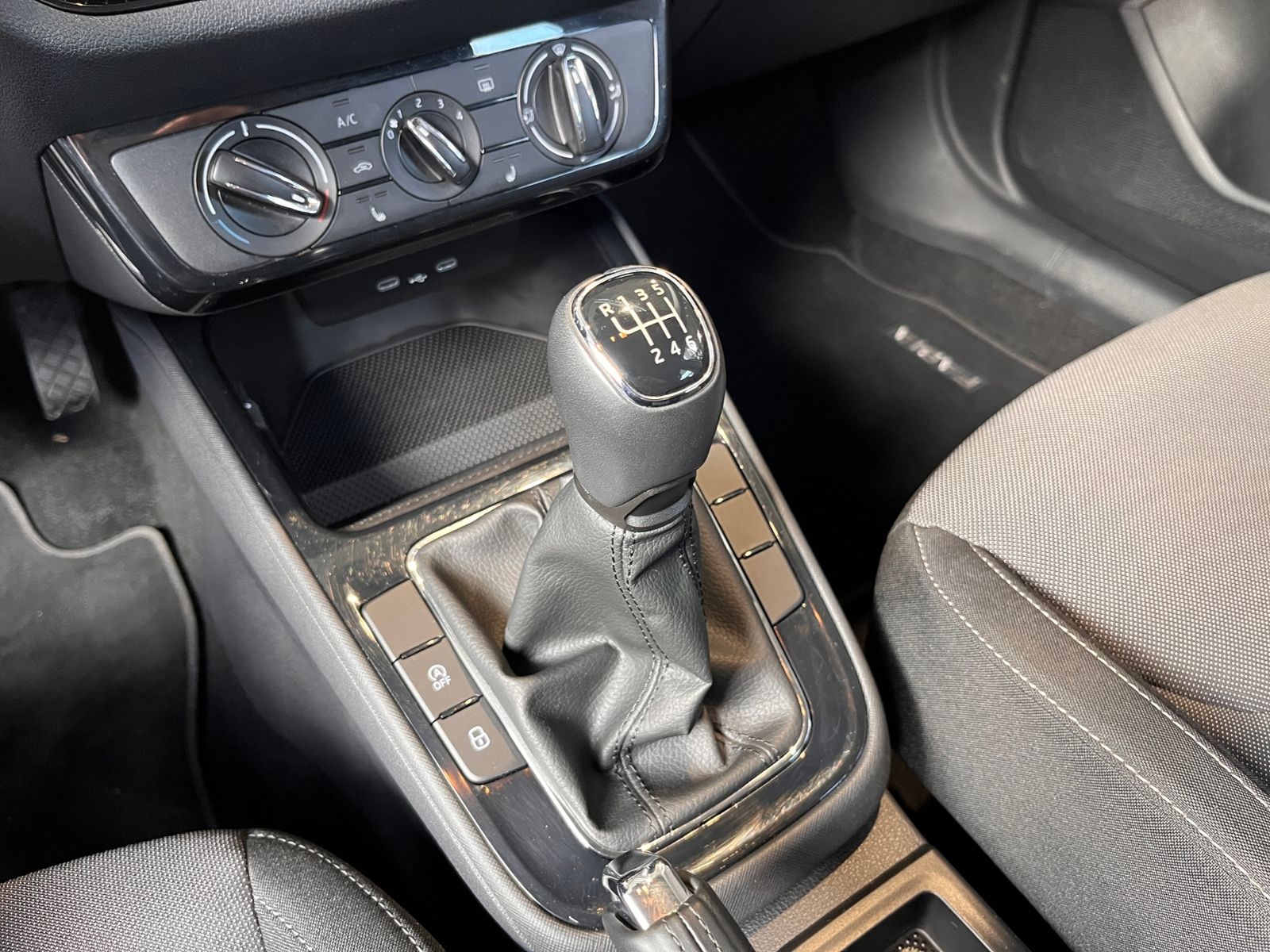 Fahrzeugabbildung SKODA Fabia Ambition KLIMA CARPLAY LED PDC SHZ