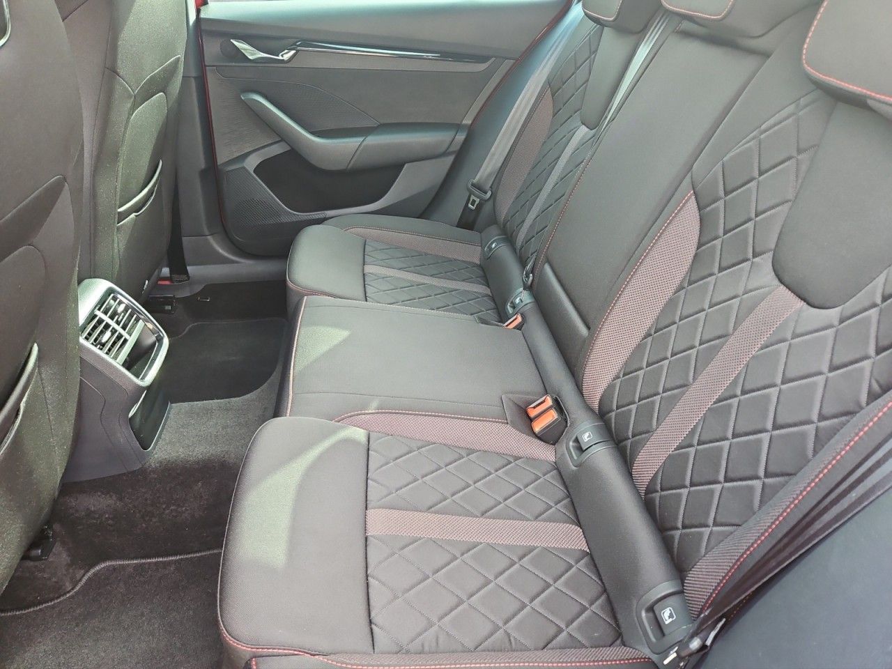 Fahrzeugabbildung SKODA Octavia Combi RS,AHK,Matrix,Navi,SHZ,Panorama