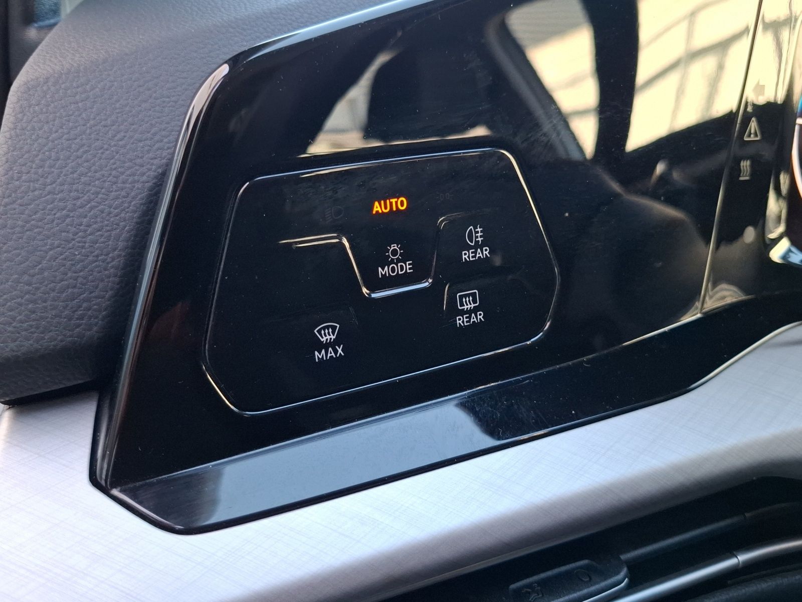 Fahrzeugabbildung Volkswagen Golf VIII Variant TDI Life LED CarPlay AID ACC P