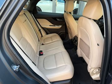 Jaguar F-Pace - 10