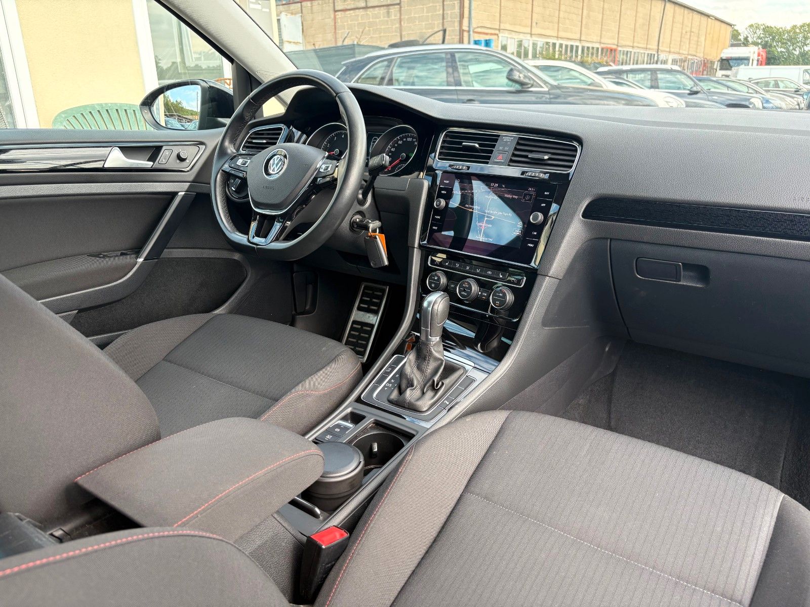 Fahrzeugabbildung Volkswagen Golf VII 1.5 TSI ACT DSG Sound Navi R-LINE ACC