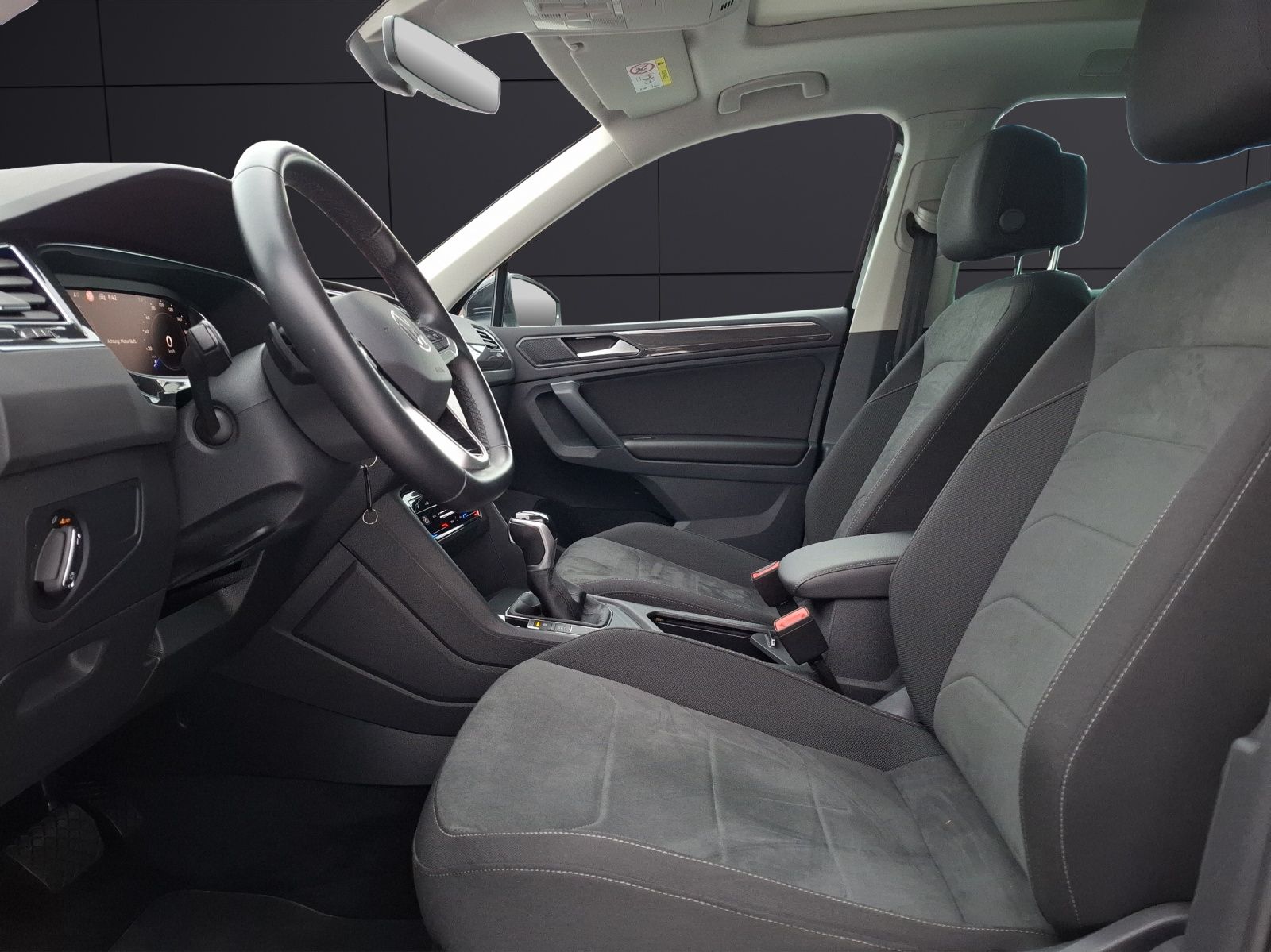 Fahrzeugabbildung Volkswagen Tiguan TDI Elegance DSG Matrix Navi AID Pano ACC