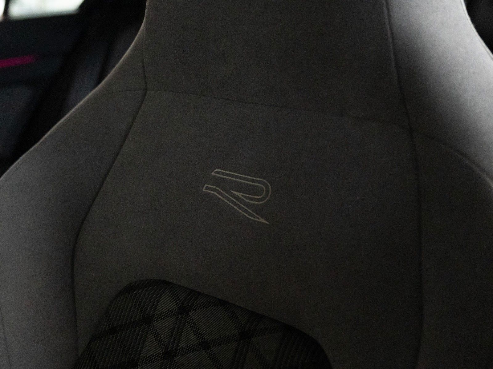 Fahrzeugabbildung Volkswagen Golf VIII Lim. R-Line eTSI AUTOM./STANDHZG./IQ-L