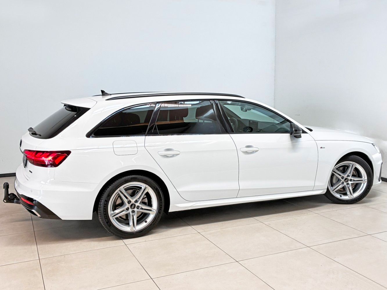 Audi A4 Avant 40 2.0 TDI quattro S-Line AHK StandHeiz foto 6