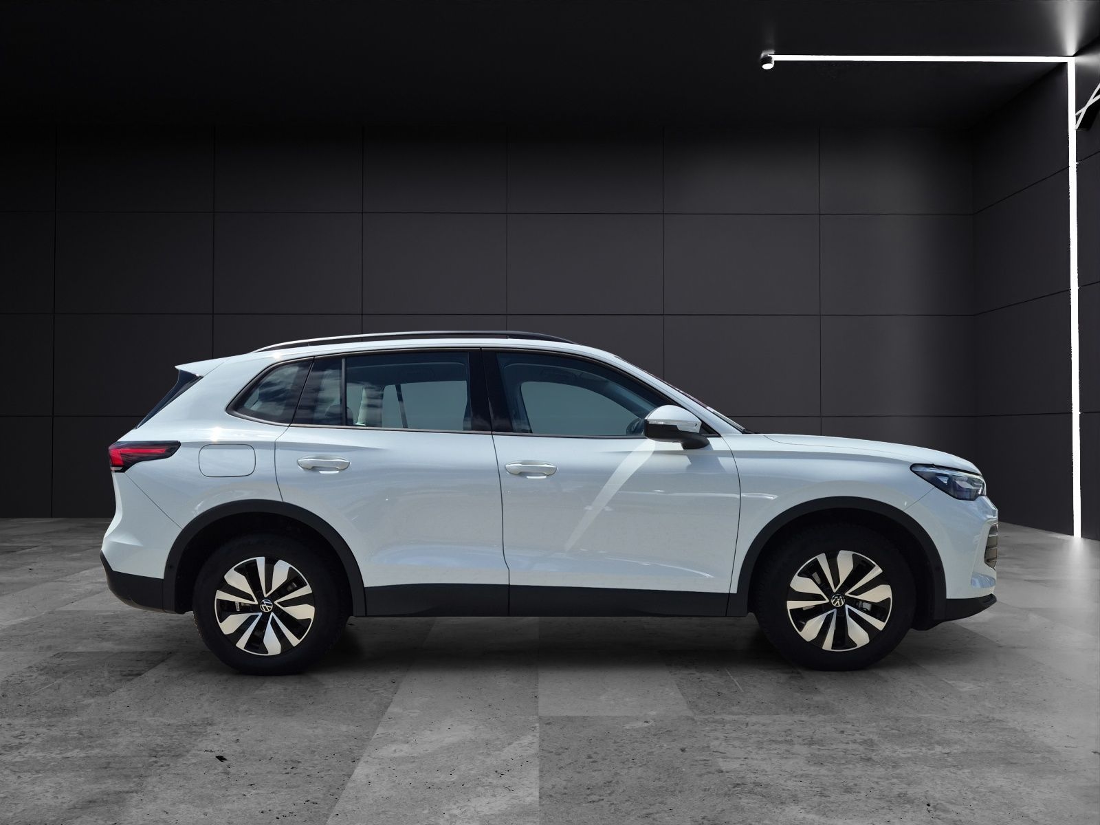 Fahrzeugabbildung Volkswagen Tiguan eTSI Life DSG LED AHK Navi AID ACC RFK SH